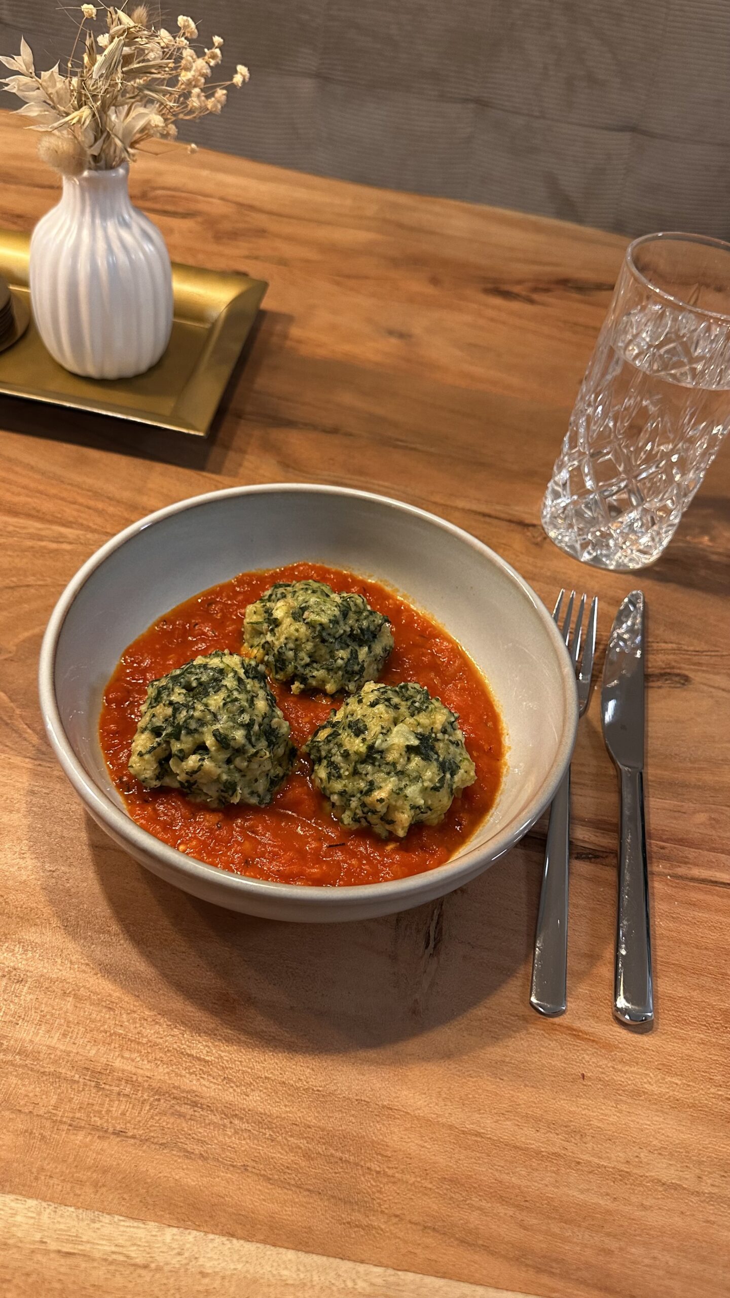 Spinatknödel auf Tomatenragout